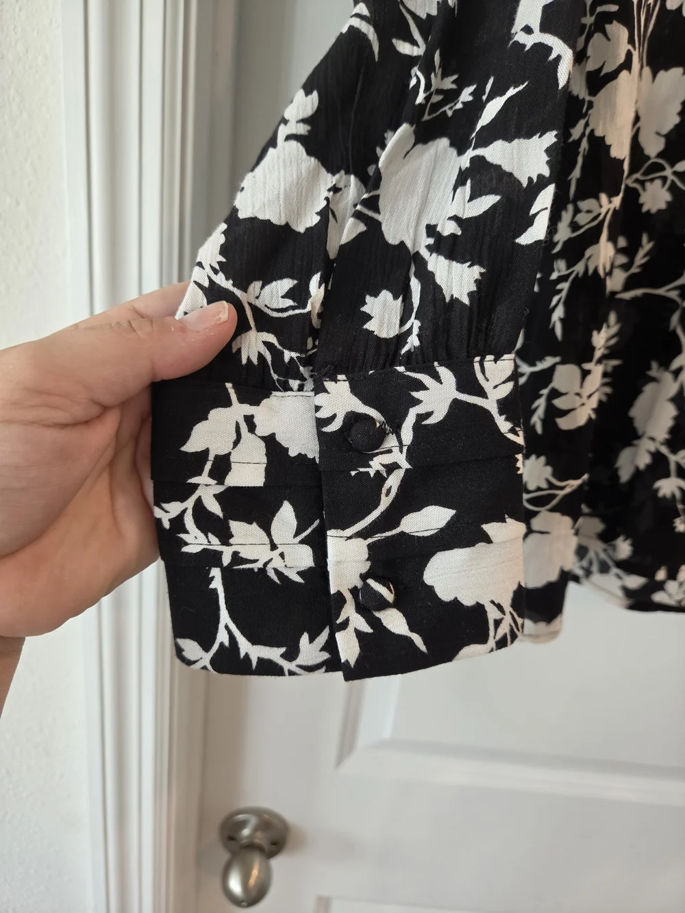 Tolani Collection Black & White Floral Boho Blouse Size Medium Long Sleeve Top
